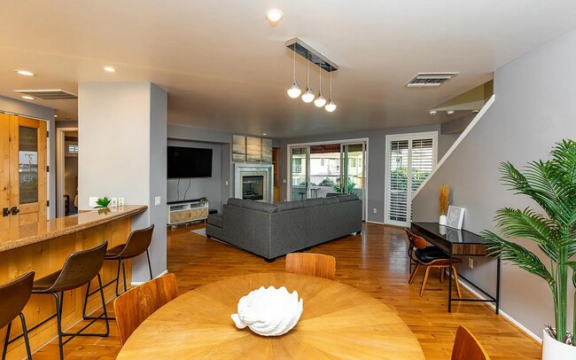 Building Photo - Luxurious Carlsbad Beach Townhouse - Your ...