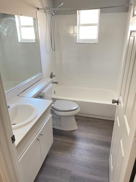 Guest Bath - 5306 Keely Ct