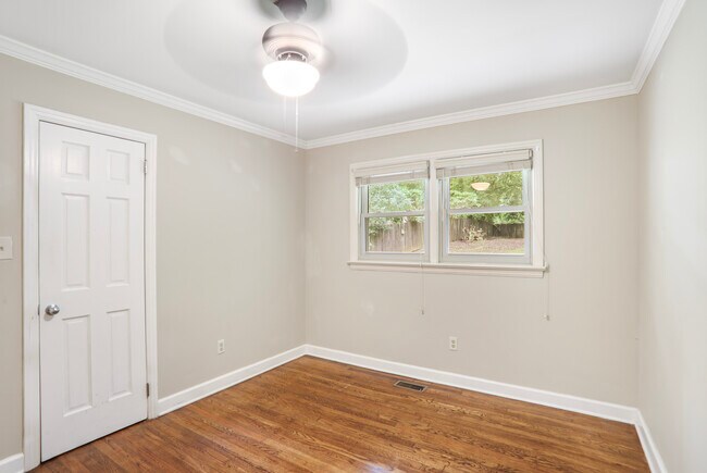 Building Photo - 932 Winburn Dr