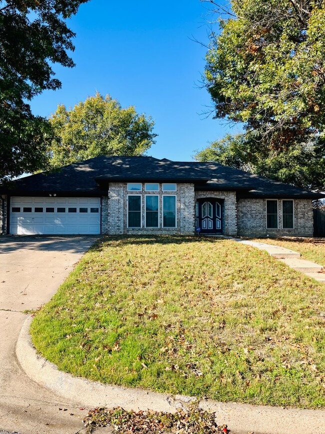 Building Photo - Coming Soon! Fireplace - Storage - Large backyard