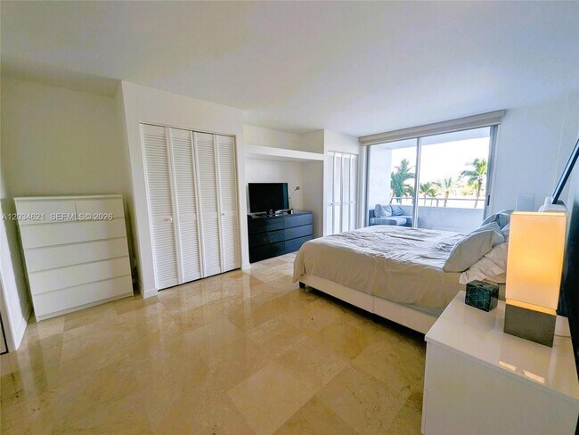Building Photo - 5161 Collins Ave