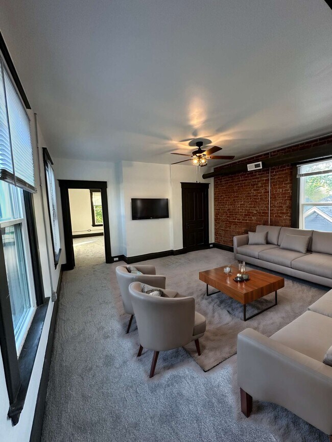 Building Photo - 2123 Monmouth St