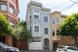 Building Photo - Nob Hill: Spacious Top Floor Apartment near The Fairmont Hotel, Huntington Park, & Trader Joe's