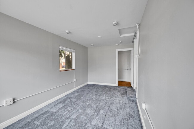 Building Photo - $2,540.95, 3 bed, 1 bath located in Denver with a newly renovated kitchen and In Unit Laundry!