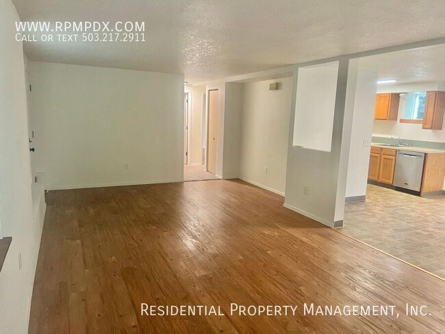 Building Photo - Charming and Updated Mt. Tabor Apartment w...