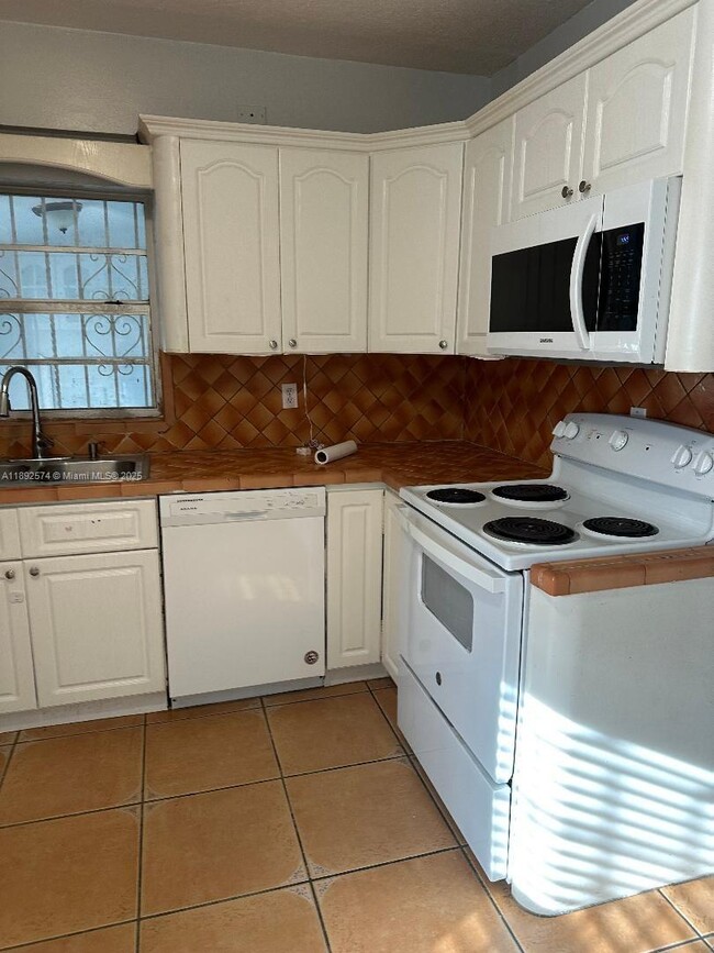 Building Photo - 2225 SW 21st Ter