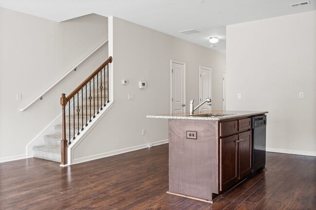 Building Photo - 3 Bedroom Townhome in Jonesboro!