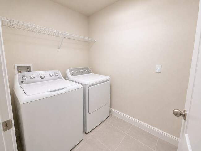 Building Photo - Spacious 5-Bedroom with 4.5 Baths at 176 Mitchell's Manor, Haines City!