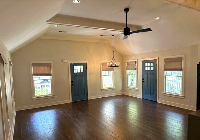 Building Photo - Gorgeous 3 Bedroom Cottage Style Home