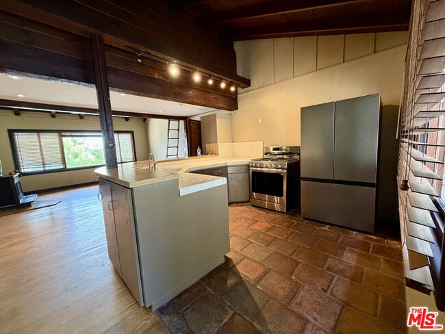 Building Photo - 6871 Pacific View Dr