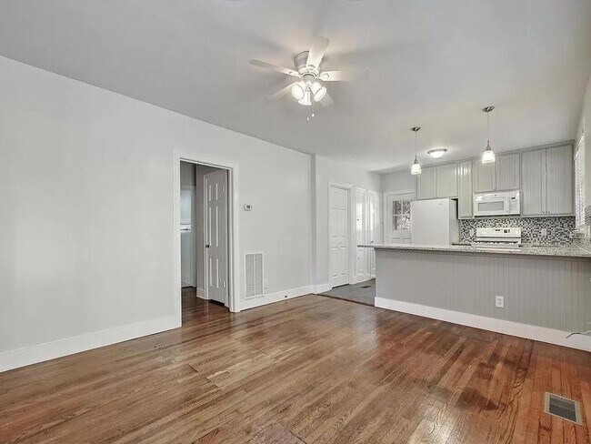 Building Photo - Remodeled 6 Bedroom Walking Distance to UT
