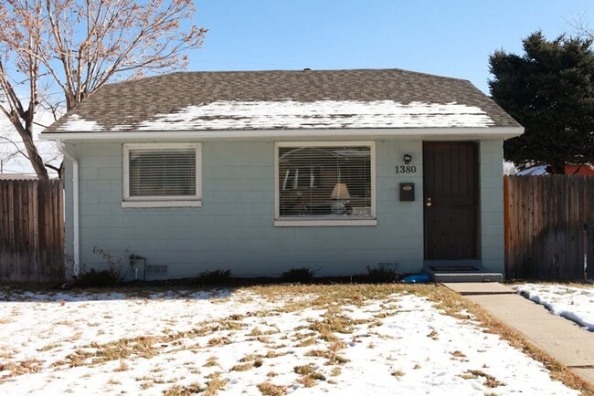 Primary Photo - Spacious 2 bedroom with large den in the h...