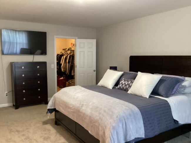 Building Photo - Gorgeous Four Bedroom Home in Northeast Co...