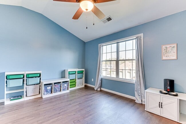 Building Photo - Two Story home in Quaker Knoll! Ready now !