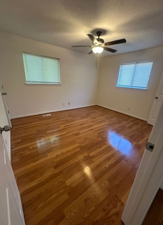Building Photo - Renovated 2 bed 1.5 bath off Bonny Oaks
