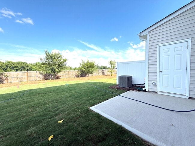 Building Photo - 3 Bedroom End unit Townhome Double Driveway - Lots of Natural Light