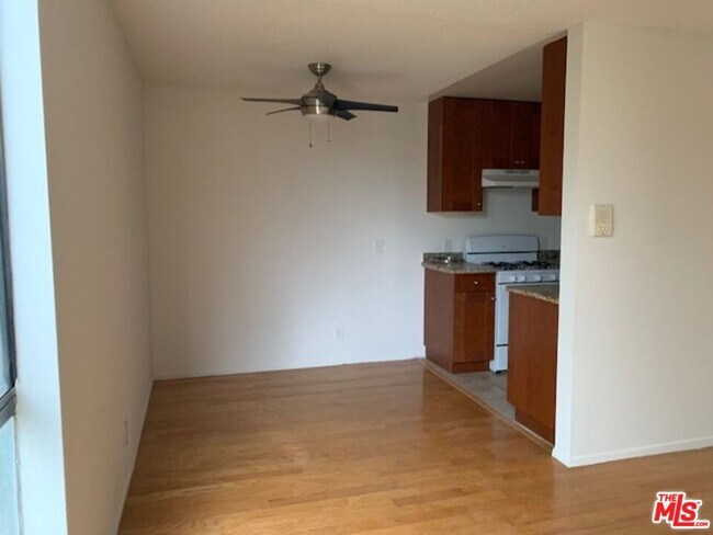 Building Photo - 922 N Hudson Ave