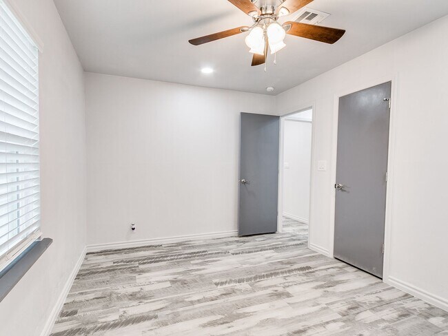Building Photo - Freshly Renovated | 3 Bed | 2 Bath | Large...
