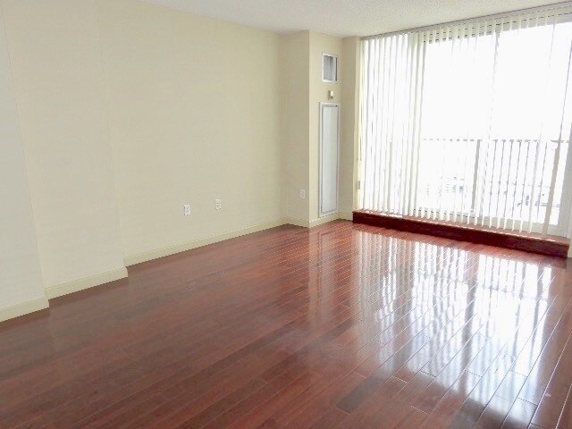 Building Photo - 10 Museum Way