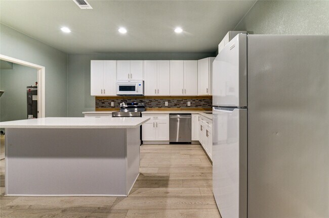 Building Photo - 4323 Continental Dr