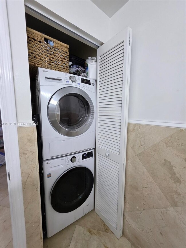 Building Photo - 601 NE 36th St