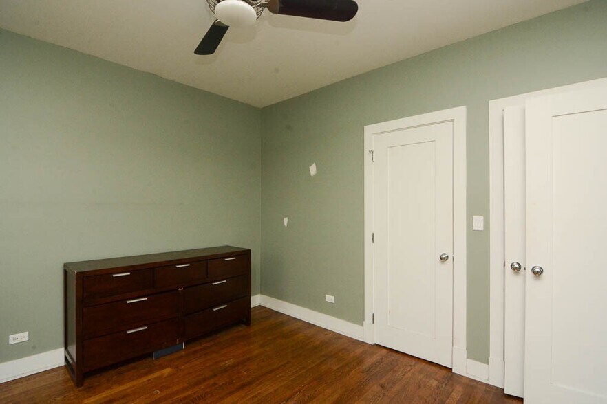 Building Photo - 726 W Addison St