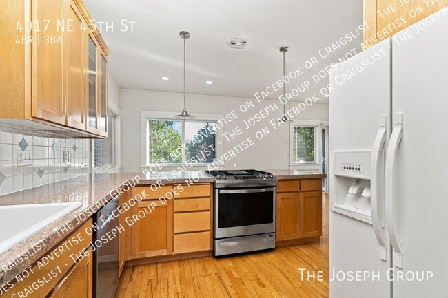 Building Photo - 4017 NE 45th St