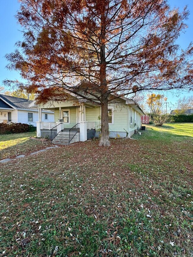 Building Photo - 2 bedroom/1 bathroom