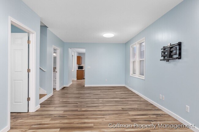 Building Photo - 4 Bed, 2 Full Bath Fully Remodeled Home