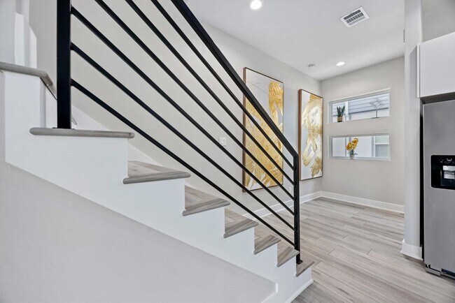 Building Photo - 705 Gregg St