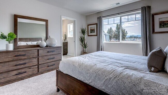 Building Photo - Three Bedroom House in SE Bend