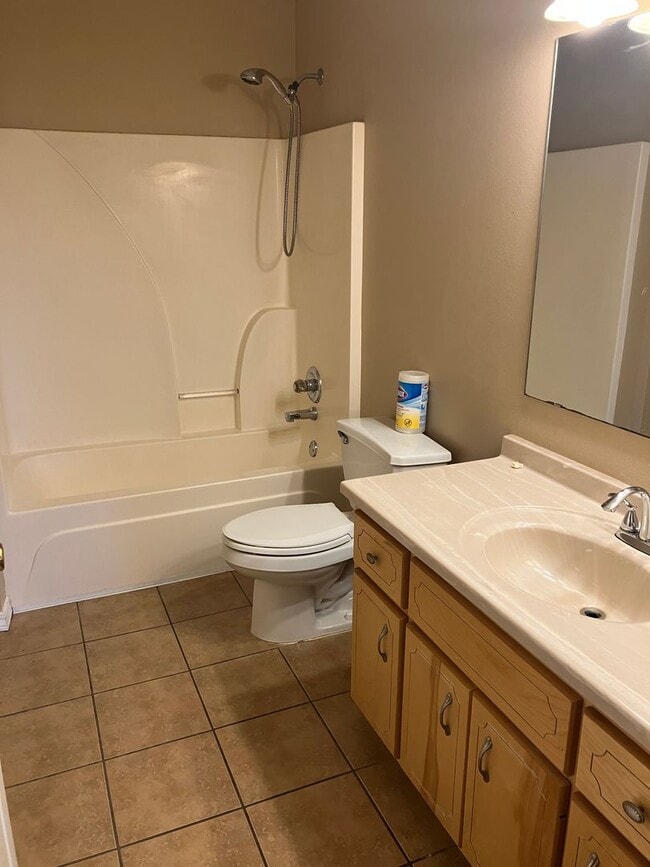Building Photo - Two Bedroom Unit in Bustling 9 Mile Area i...