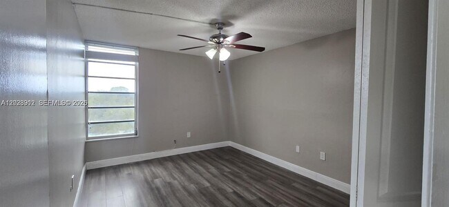 Building Photo - 8870 Fontainebleau Blvd