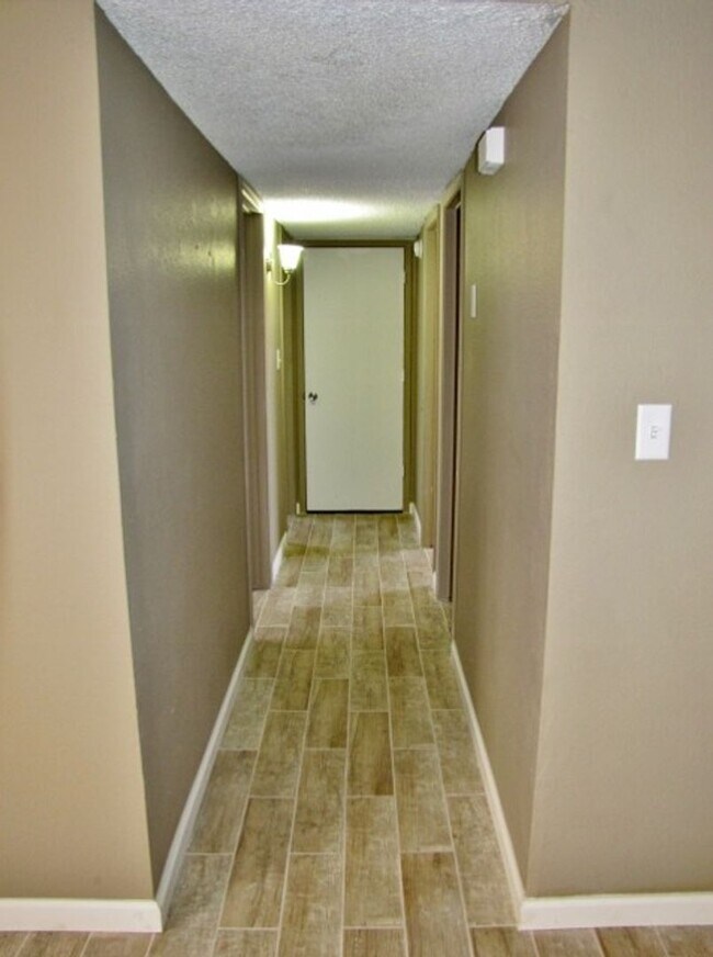 Building Photo - 1124 Plaza Oro Loma