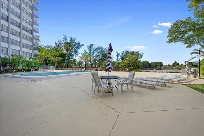 Building Photo - 1300 NE Miami Gardens Dr