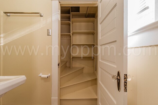 Building Photo - Available Now! | Bright 3 Bedroom / 2 Bathroom Home | 13th & Martha