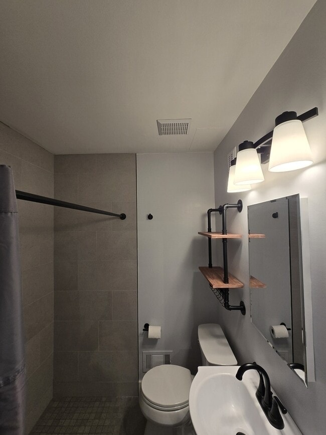 Building Photo - 246 W 14th St