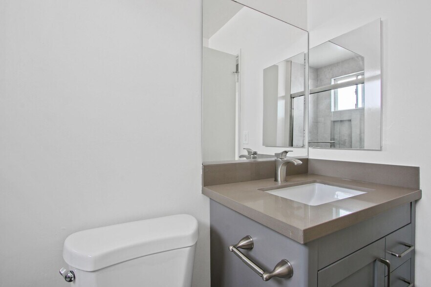 Building Photo - 402 Montana Ave