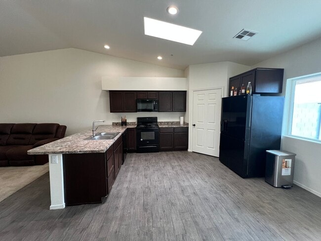 Building Photo - 3 BEDROOM HOME WITH SOLAR IN DESERT SKY!