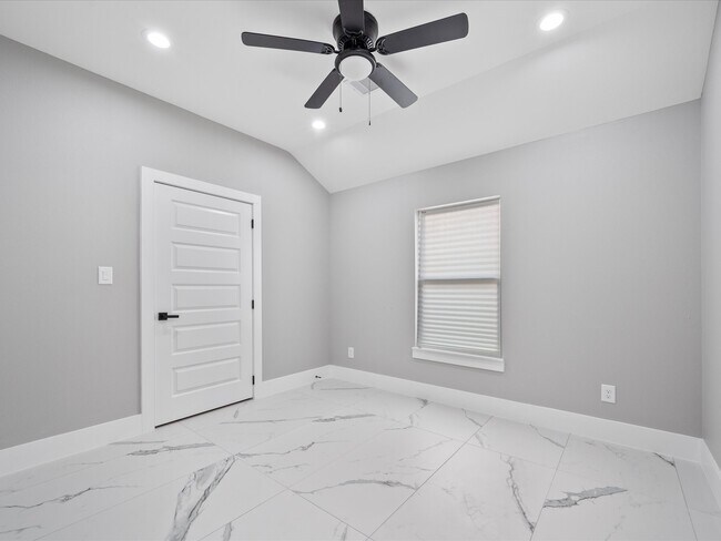 Building Photo - 9114 Everglade Dr