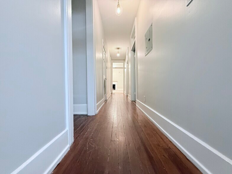 Building Photo - 1010 Dauphin St