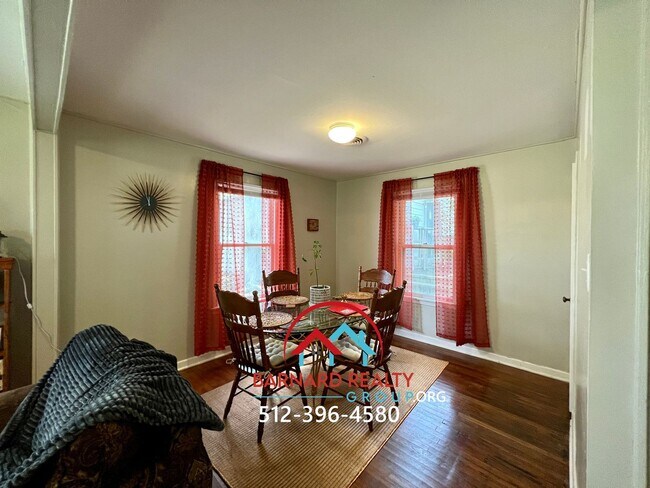 Building Photo - 1007 N LBJ Dr