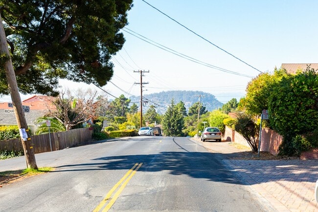 Building Photo - Beautiful Four bedroom, Two bathroom house...