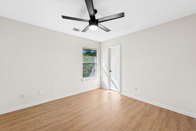 Building Photo - Newly Remodeled Duplex Great Location!