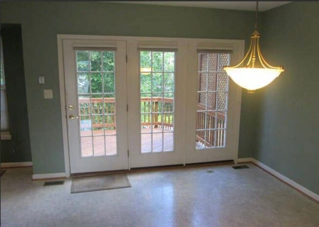 Building Photo - Beautiful 3 Bed 2 Bath 2 Half Bath Brick T...