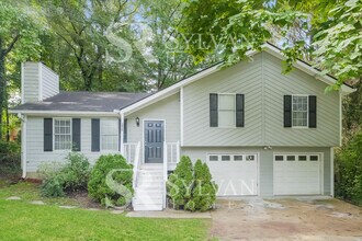 Building Photo - Immerse yourself in comfort and convenience