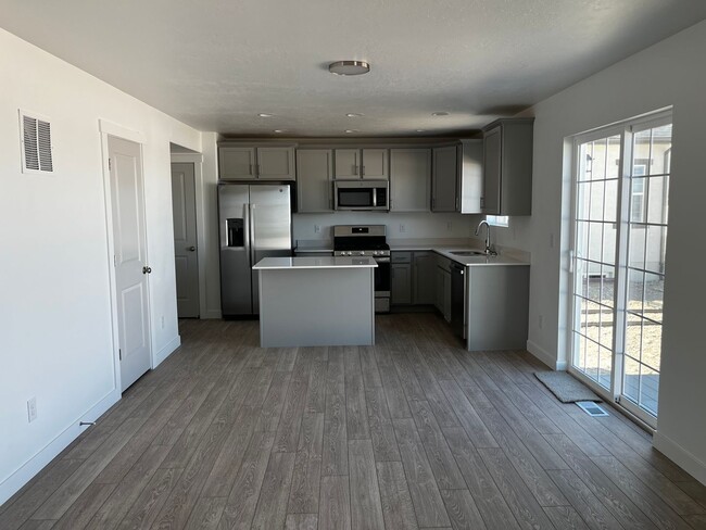 Building Photo - GET $500 OFF THE FIRST MONTHS RENT!!!!