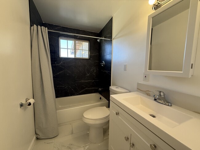 Building Photo - 61576 Aberdeen Dr