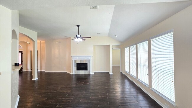 Building Photo - 2014 Pinecreek Pass Ln