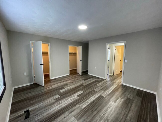 Building Photo - Oversized 3 Bedroom with laundry room & Sp...